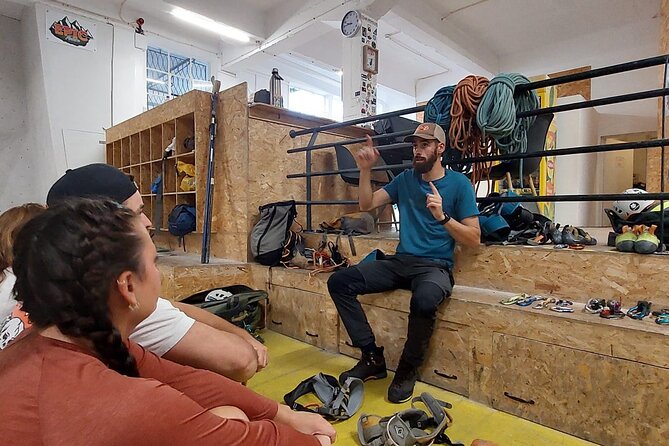 Climbing Madeira - Belay coaching: learning the rope partner job