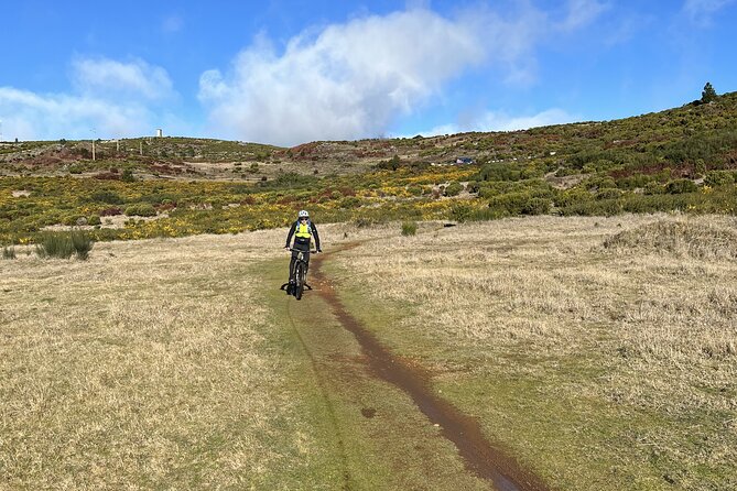 Cross Country - Moutain Bike Tour - Stop 2: Miradouro da Portela for the north-side view and bar break