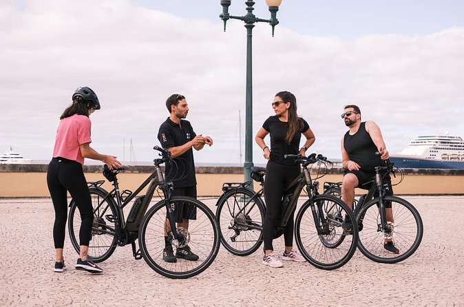 E-Bike Road Tour with Cabo Girão Viewpoint & Late Breakfast - What the small group and English guide mean for you