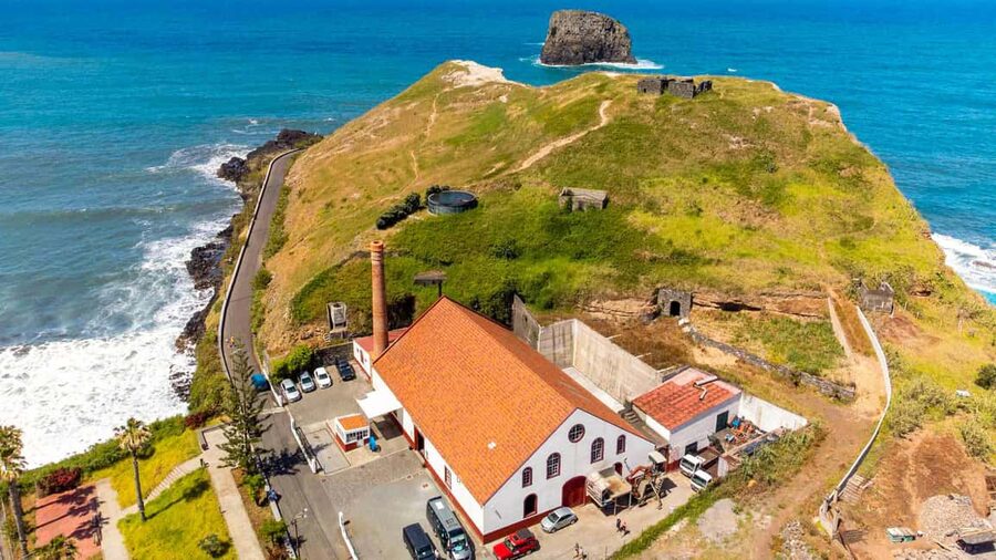 East Madeira: Private Tour with Views & History - Santana’s typical houses and Arco de São Jorge