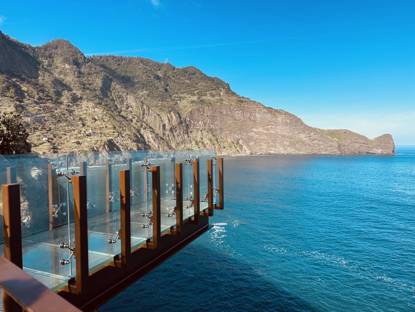 Funchal: East Madeira Island Guided Tour & Laurissilva Walk - Santana’s triangular thatched houses: quick culture, real atmosphere