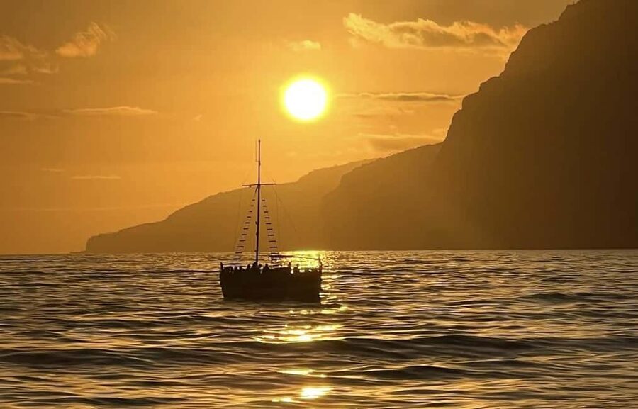 Funchal: Sunset Tour on Traditional Madeiran Boat w/ Drinks - Group size, atmosphere, and why the crew matters here