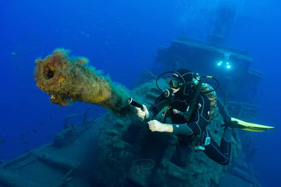 Funchal: Wreck dive F488 Frigate - certified divers - Meeting at Pestana Carlton, sea level, and getting ready to go