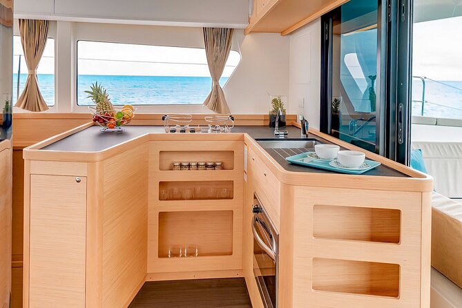 Half Day Tour on a Luxury Catamaran on Madeira Island - Starting in Funchal: getting to Praça do Povo and Av. Do Mar