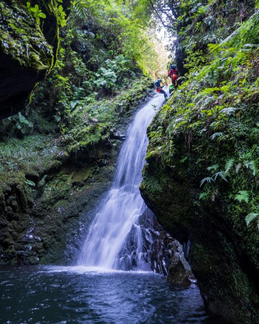 Intermediate Canyoning Madeira - The safety briefing at the local bar: how they set you up for the fun