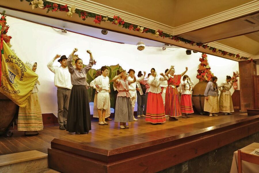 Madeira by Night with Traditional Dinner - Languages and Communication: What to Expect From the Guide
