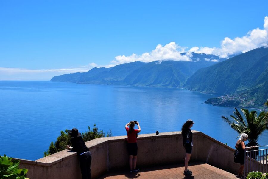 Madeira : Exorbitant West Tour - Madalena do Mar banana plantations: coastal farming and quiet roads