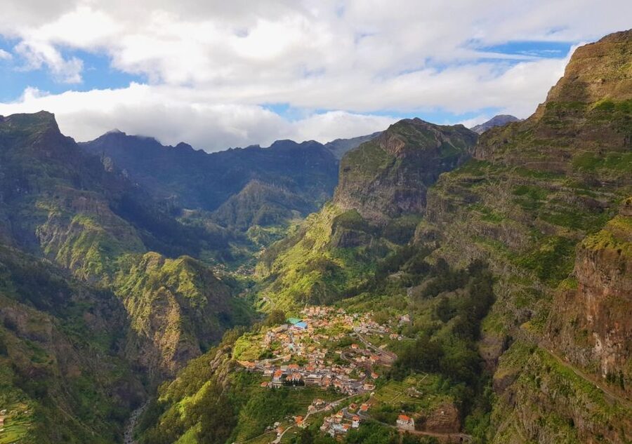 Madeira : Nuns Valley - "Curral das Freiras" - Getting there from Funchal: shuttle pickup and smooth timing