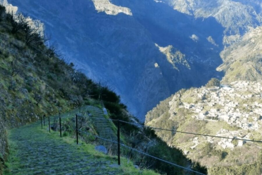 Madeira : Nuns Valley - "Curral das Freiras" - Stop 1: Pico dos Barcelos lookout at 350 m and the Funchal view