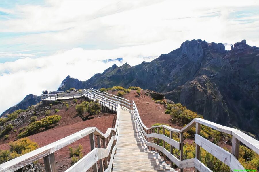 Madeira: Pico Arieiro to Pico Ruivo Hike - Pico do Arieiro stop: first views, first altitude reality