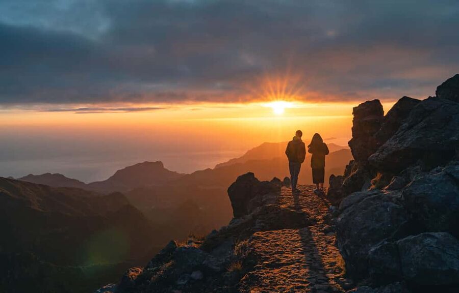 Madeira: Pico Do Arieiro Sunrise With Tea & Biscuits + Hike - Tea, coffee, biscuits, and the rhythm of a mountain breakfast