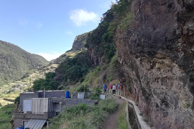 Maroços - Mimosa Valley - Your guide and the small-group advantage: better attention, but single-file reality