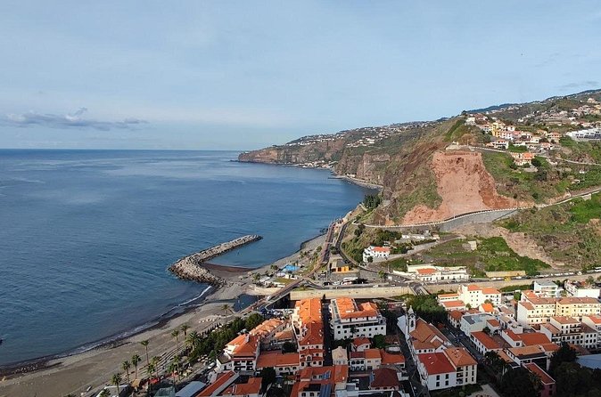 Meet the Coast Line from 100 Euros per car - Stop 1: Miradouro Pico dos Barcelos, the Funchal and Atlantic opener