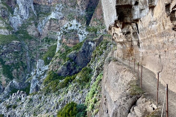 Morning Transfer To Pico Do Arieiro, Hike To Pico Ruivo & Return From Teixeira - Price and value, including the 4.50 government fee