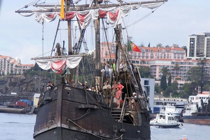 Nau Santa Maria - Onboard food and tastings: honey cake and Madeira wine
