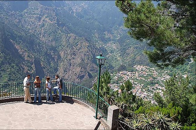 Nuns Valley Tour - Eira do Serrado: a short, focused look toward Curral das Freiras