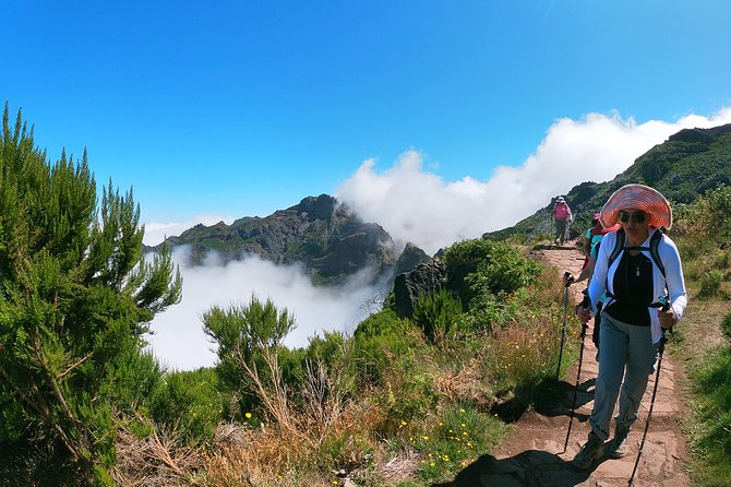 Pico do Areeiro to Pico Ruivo (PR 1) - Hiking Tour in Madeira - Pico do Areeiro (1818m) to Ninho da Manta: the middle of the mountain drama