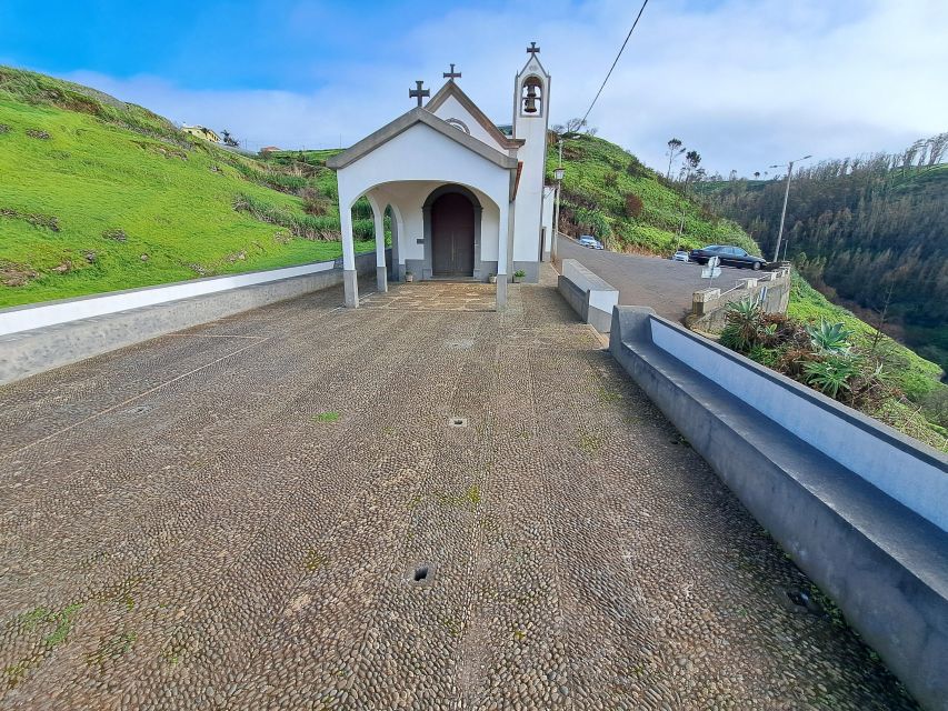 South Madeira: breathtaking coastal trip incl. Porto Moniz. - Cabo chapel and the green meadow walk: a surprising quiet moment