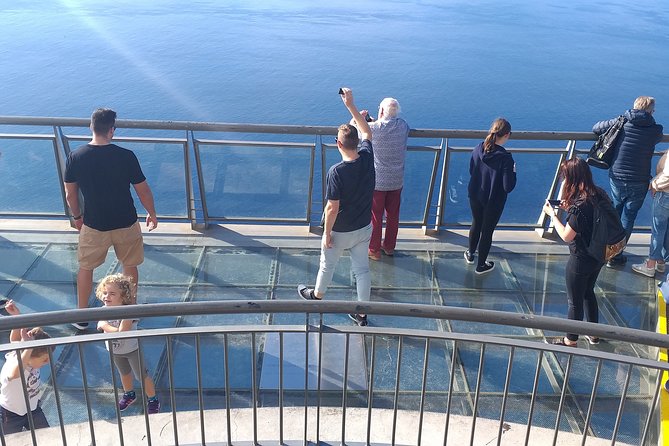 The best of the West of Madeira - Cabo Girao glass platform: time your photos, then decide